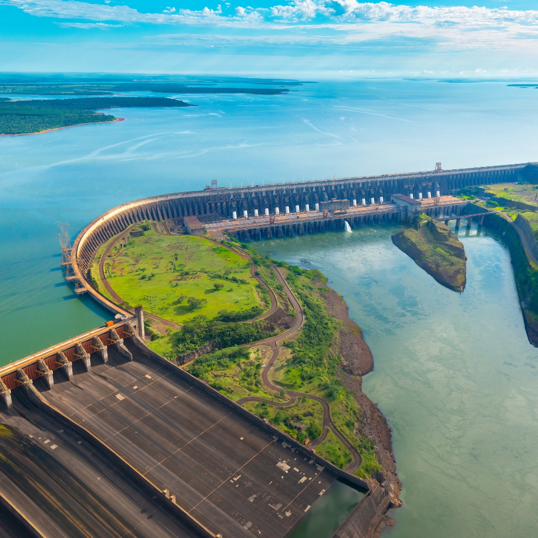 Implantação de usinas hidrelétricas com potência instalada de 210 MW, incluindo barragens de 865 m de comprimento e 32 m de altura, vertedouros com capacidade de dissipação hidráulica e casas de força com 5 máquinas tipo bulbo.